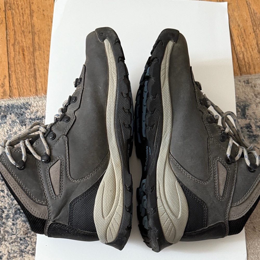 Columbia Women’s Black and Gray Hiking Boots - Picture 4 of 7